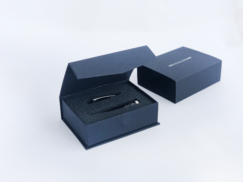 Bolígrafo Antonio Miro con USB 8 GB, puntero y packaging, personalizado con laser Bolígrafo USB 8 GB con packging · Antonio Miro