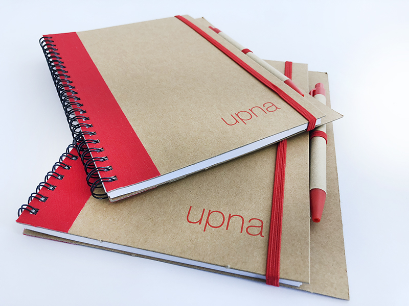 Libreta y bolígrafo en cartón reciclado tamaño A5, personalizado con serigrafía UPNA productos merchandising · libreta
